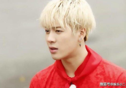 王嘉尔小姐姐互动图片,温馨瞬间引网友热议”